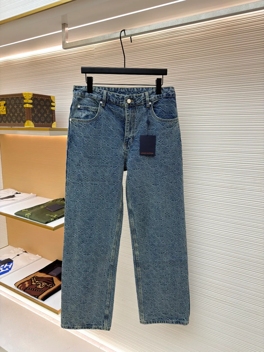 LOUIS VUITTON presbyopic jacquard jeans ●Original version: purchased and developed at 18399 ●Item number: 1680890-B20 ●Fabric: denim fabric ●Technology: full-width jacquard production ●Type: fitted version ●Weight: about 780 grams ●Size: 30-32-34-36 ●Description: This skateboard denim jacket has an all-over contrasting Monogram jacquard texture, embellished with pearlescent buttons and pocket rivets, giving the casual skater silhouette a Dandy feel. Pair it with matching trousers for a trendy look, making it a perfect choice for every season. Monogram jacquard all over, Damier nubuck label at rear. The overall wiring is straight and delicate, the fabric is comfortable and soft, and the color is consistent without color difference. It can be matched with the same style to create a fashionable look and control various occasions. Customized accessories, complete with three standards, same style for men and women!
